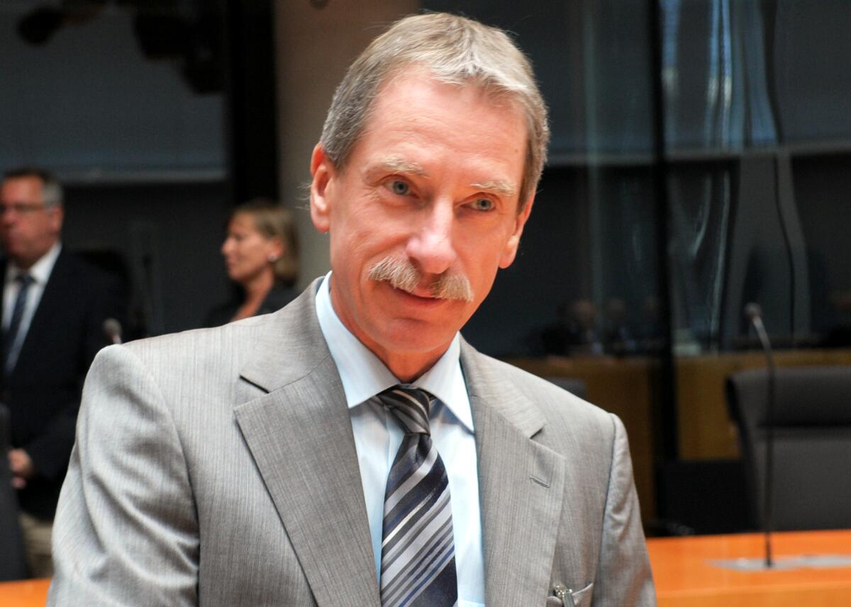 Der 2. Untersuchungsausschuss des Verteidigungsausschusses des Deutschen Bundestages zum Entwicklungsvorhaben Euro Hawk vernimmt den Zeugen Wolfgang Steiger (hier im Bild), Direktor WTD (Wehrtechnischer Dienst 61). Dr. h. c. Susanne Kastner, SPD, Vorsitzende des Ausschusses, leitet die Sitzung. Steiger, Wolfgang Der 2. Untersuchungsausschuss des Verteidigungsausschusses des Deutschen Bundestages zum Entwicklungsvorhaben Euro Hawk vernimmt den Zeugen Wolfgang Steiger (hier im Bild), Direktor WTD (Wehrtechnischer Dienst 61). Dr. h. c. Susanne Kastner, SPD, Vorsitzende des Ausschusses, leitet die Sitzung.