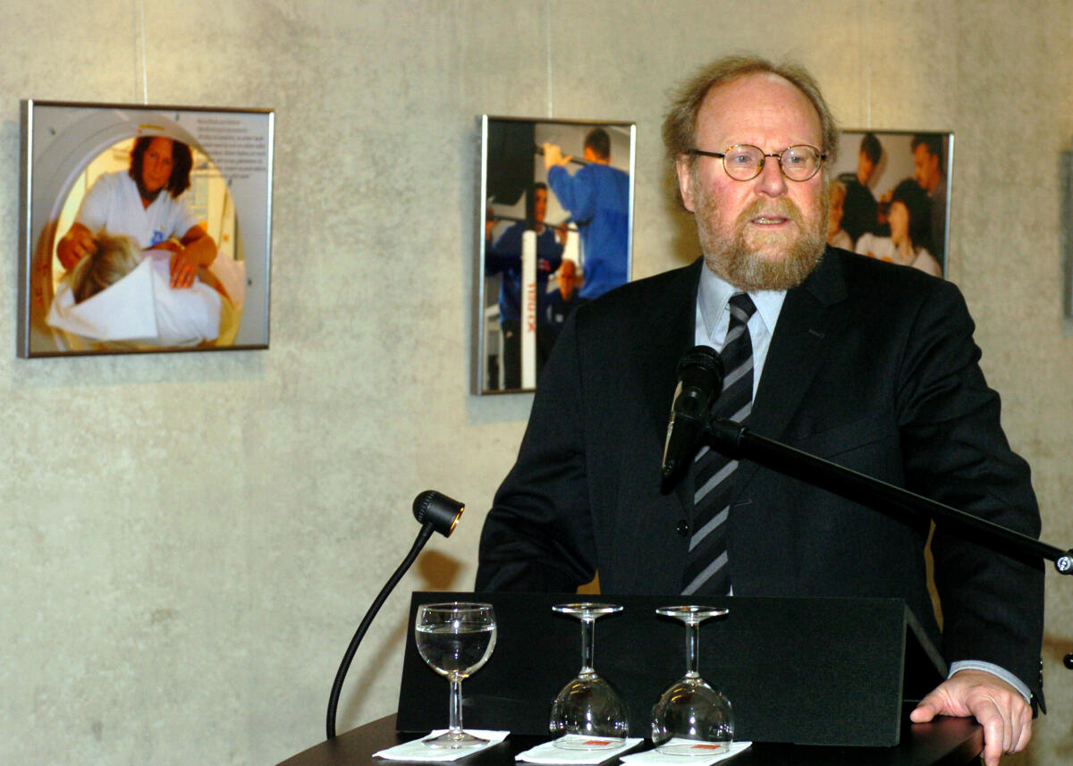 Thierse, Wolfgang Bundestagsvizepräsident Dr. h. c. Wolfgang Thierse, SPD, eröffnet im Paul-Löbe-Haus die Ausstellung "Engagement zeigt Gesicht" des Verbundnetzes der Wärme.; Die Ausstellung zeigt dem Betrachter Möglichkeiten bürgerschaftlichen Engagements auf und gibt Anregungen selbst aktiv zu werden. Das Verbundnetz der Wärme, eine Ehrenamtsinitiative aus den neuen Bundesländern, fördert Menschen, die sich der Bedürfnisse Anderer annehmen und in den unterschiedlichsten Lebenssituationen Rückhalt, Orientierung und menschliche Wärme schenken