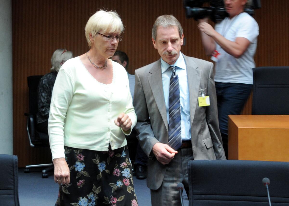 Der 2. Untersuchungsausschuss des Verteidigungsausschusses des Deutschen Bundestages zum Entwicklungsvorhaben Euro Hawk vernimmt den Zeugen Wolfgang Steiger (hier im Bild), Direktor WTD (Wehrtechnischer Dienst 61). Dr. h. c. Susanne Kastner, (li), SPD, Vorsitzende des Ausschusses, leitet die Sitzung. Kastner, Susanne; Steiger, Wolfgang Der 2. Untersuchungsausschuss des Verteidigungsausschusses des Deutschen Bundestages zum Entwicklungsvorhaben Euro Hawk vernimmt den Zeugen Wolfgang Steiger (hier im Bild), Direktor WTD (Wehrtechnischer Dienst 61). Dr. h. c. Susanne Kastner, (li), SPD, Vorsitzende des Ausschusses, leitet die Sitzung.