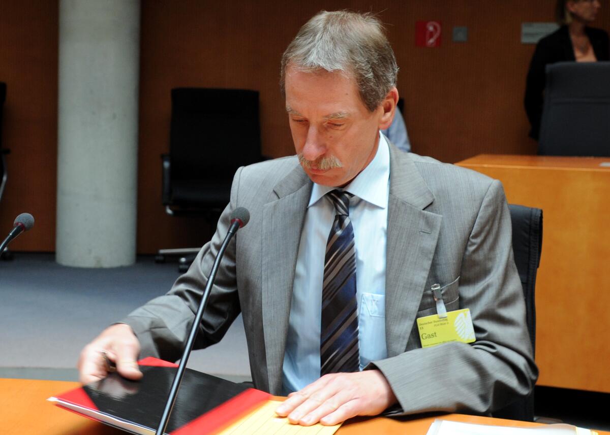 Der 2. Untersuchungsausschuss des Verteidigungsausschusses des Deutschen Bundestages zum Entwicklungsvorhaben Euro Hawk vernimmt den Zeugen Wolfgang Steiger (hier im Bild), Direktor WTD (Wehrtechnischer Dienst 61). Dr. h. c. Susanne Kastner, SPD, Vorsitzende des Ausschusses, leitet die Sitzung. Steiger, Wolfgang Der 2. Untersuchungsausschuss des Verteidigungsausschusses des Deutschen Bundestages zum Entwicklungsvorhaben Euro Hawk vernimmt den Zeugen Wolfgang Steiger (hier im Bild), Direktor WTD (Wehrtechnischer Dienst 61). Dr. h. c. Susanne Kastner, SPD, Vorsitzende des Ausschusses, leitet die Sitzung.