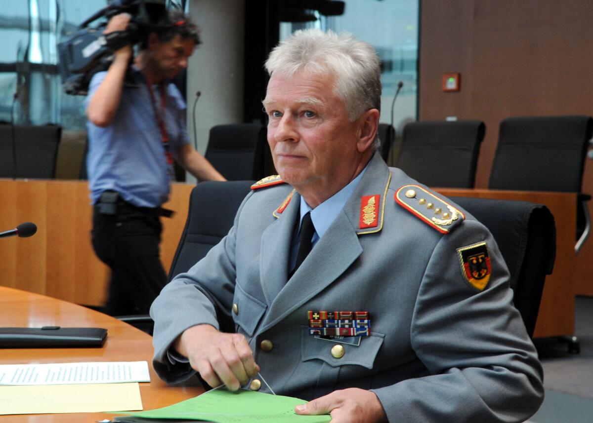 Der 2. Untersuchungsausschuss des Verteidigungsausschusses des Deutschen Bundestages zum Entwicklungsvorhaben Euro Hawk vernimmt den Zeugen General Volker Wieker (hier im Bild), Generalinspekteur der Bundeswehr, Bundesministerium der Verteidigung. Dr. h. c. Susanne Kastner, SPD, Vorsitzende des Ausschusses, leitet die Sitzung.; Bundesverteidigungsministerium, Soldat, Uniform. Wieker, Volker Der 2. Untersuchungsausschuss des Verteidigungsausschusses des Deutschen Bundestages zum Entwicklungsvorhaben Euro Hawk vernimmt den Zeugen General Volker Wieker (hier im Bild), Generalinspekteur der Bundeswehr, Bundesministerium der Verteidigung. Dr. h. c. Susanne Kastner, SPD, Vorsitzende des Ausschusses, leitet die Sitzung.; Bundesverteidigungsministerium, Soldat, Uniform.