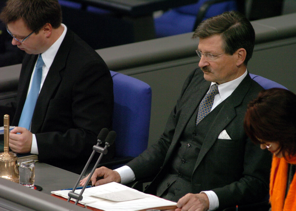 74. Plenarsitzung des Deutschen Bundestages; Vorsitz: Bundestagsvizepräsident Dr. Hermann Otto Solms, FDP, (rechts), Maik Reichel, SPD, Schriftführer (links) Solms, Hermann Otto; Reichel, Maik 74. Plenarsitzung des Deutschen Bundestages; Vorsitz: Bundestagsvizepräsident Dr. Hermann Otto Solms, FDP, (rechts), Maik Reichel, SPD, Schriftführer (links)