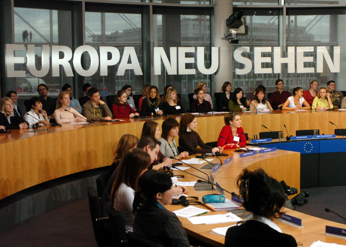  "Europa neu sehen". Kurz vor der deutschen EU-Ratspräsidentschaft diskutieren Jugendliche aus fünf Berliner Schulen mit dem Präsidenten des Deutschen Bundestages, Dr. Norbert Lammert, CDU/CSU, dem Präsidenten des Europäischen Parlaments, Dr. Josep Borrrell Fontelles, und den Fraktionsvorsitzenden des Europäischen Parlaments. Zu dem Gespräch haben Bundestag und EU-Parlament eingeladen.