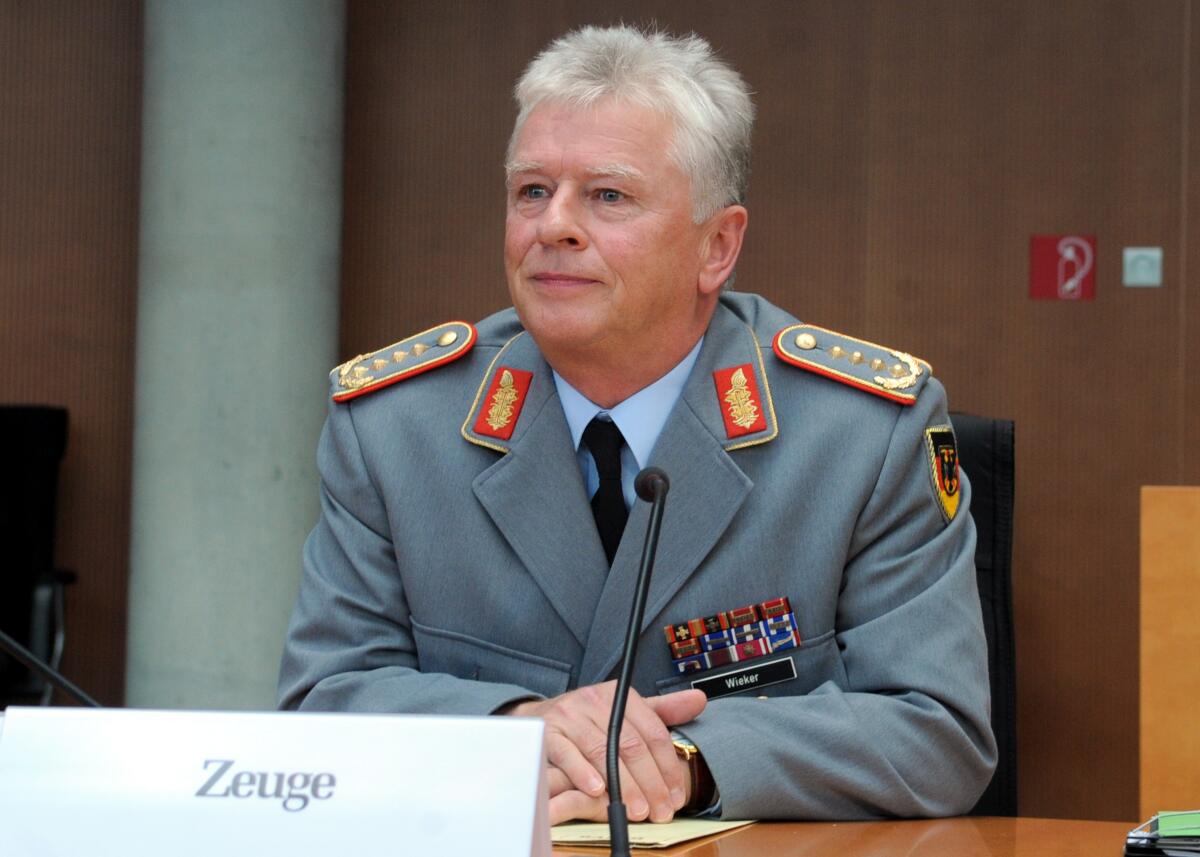 Der 2. Untersuchungsausschuss des Verteidigungsausschusses des Deutschen Bundestages zum Entwicklungsvorhaben Euro Hawk vernimmt den Zeugen General Volker Wieker (hier im Bild), Generalinspekteur der Bundeswehr, Bundesministerium der Verteidigung. Dr. h. c. Susanne Kastner, SPD, Vorsitzende des Ausschusses, leitet die Sitzung.; Bundesverteidigungsministerium, Soldat, Uniform. Wieker, Volker Der 2. Untersuchungsausschuss des Verteidigungsausschusses des Deutschen Bundestages zum Entwicklungsvorhaben Euro Hawk vernimmt den Zeugen General Volker Wieker (hier im Bild), Generalinspekteur der Bundeswehr, Bundesministerium der Verteidigung. Dr. h. c. Susanne Kastner, SPD, Vorsitzende des Ausschusses, leitet die Sitzung.; Bundesverteidigungsministerium, Soldat, Uniform.