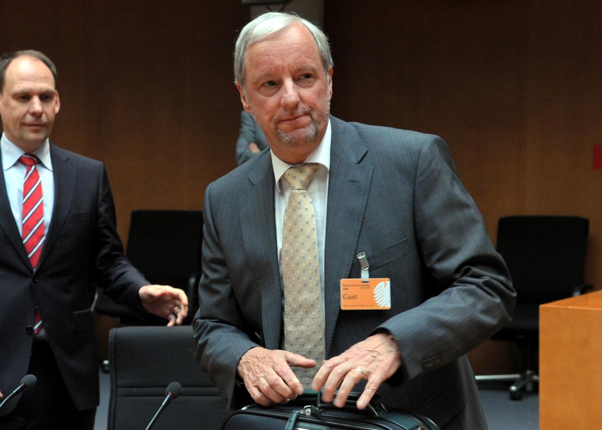 Der 2. Untersuchungsausschuss des Verteidigungsausschusses des Deutschen Bundestages zum Entwicklungsvorhaben Euro Hawk vernimmt den Zeugen Harald Stein (hier im Bild), Präsident des Bundesamtes für Ausrüstung, Informationstechnik und Nutzung der Bundeswehr. Dr. h. c. Susanne Kastner, SPD, Vorsitzende des Ausschusses, leitet die Sitzung. Stein, Harald Der 2. Untersuchungsausschuss des Verteidigungsausschusses des Deutschen Bundestages zum Entwicklungsvorhaben Euro Hawk vernimmt den Zeugen Harald Stein (hier im Bild), Präsident des Bundesamtes für Ausrüstung, Informationstechnik und Nutzung der Bundeswehr. Dr. h. c. Susanne Kastner, SPD, Vorsitzende des Ausschusses, leitet die Sitzung.