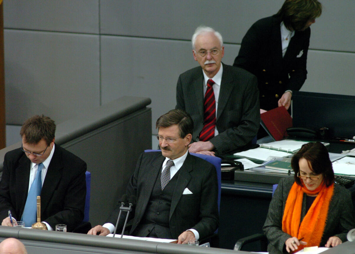 Solms, Hermann Otto; Brunkhorst, Angelika; Reichel, Maik; Winkelmann, Helmut 74. Plenarsitzung des Deutschen Bundestages; Vorsitz: Bundestagsvizepräsident Dr. Hermann Otto Solms, FDP, (mitte), Angelika Brunkhorst, FDP, Schriftführerin, links, und Maik Reichel, SPD, Schriftführer, rechts.; Dahinter :  Dr. Helmut Winkelmann,  Leiter Unterabteilung Parlamentsdienste im Deutschen Bundestag
