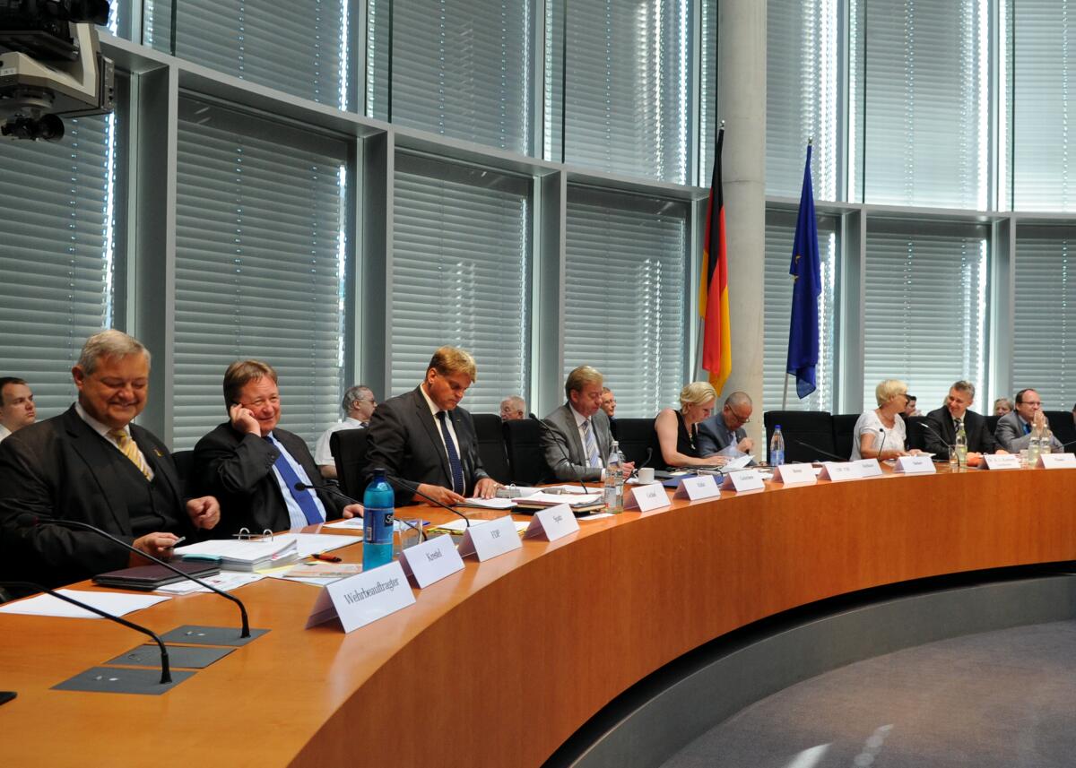  Der 2. Untersuchungsausschuss des Verteidigungsausschusses des Deutschen Bundestages zum Entwicklungsvorhaben Euro Hawk bei Zeugenvernehmungen.; Übersicht.