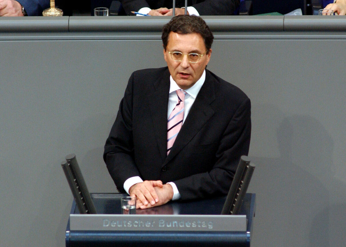 Otto, Hans-Joachim Hans-Joachim Otto, Bundestagsabgeordneter, Abgeordneter, Mitglied Deutscher Bundestag, MdB, FDP, Rede, Deutscher Bundestag, 66. Sitzung, TOP I.8, Thema: Haushaltsgesetz 2007, Epl 04, Bundeskanzleramt, Redner 12. 

Rednerpult.