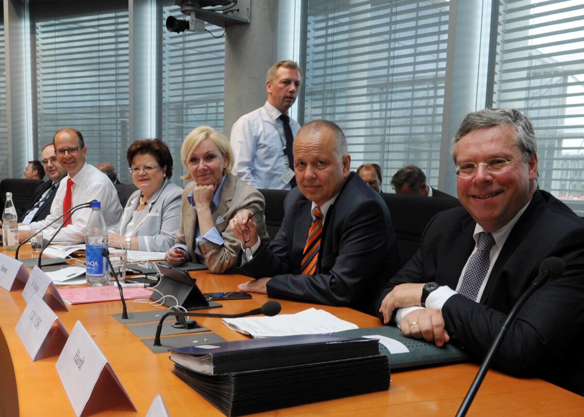 Der 2. Untersuchungsausschuss des Verteidigungsausschusses des Deutschen Bundestages zum Entwicklungsvorhaben Euro Hawk vernimmt den Zeugen Dr. Thomas de Maizière, CDU/CSU, Bundesminister der Vertedigung. Dr. h. c. Susanne Kastner, SPD, Vorsitzende des Ausschusses, leitet die Sitzung. Hier Mitglieder des Deutschen Bundestages und des Ausschusses der CDU/CSU Fraktion.; Bundesverteidigungsminister, Bundesminister, Minister. Der 2. Untersuchungsausschuss des Verteidigungsausschusses des Deutschen Bundestages zum Entwicklungsvorhaben Euro Hawk vernimmt den Zeugen Dr. Thomas de Maizière, CDU/CSU, Bundesminister der Vertedigung. Dr. h. c. Susanne Kastner, SPD, Vorsitzende des Ausschusses, leitet die Sitzung. Hier Mitglieder des Deutschen Bundestages und des Ausschusses der CDU/CSU Fraktion.; Bundesverteidigungsminister, Bundesminister, Minister.