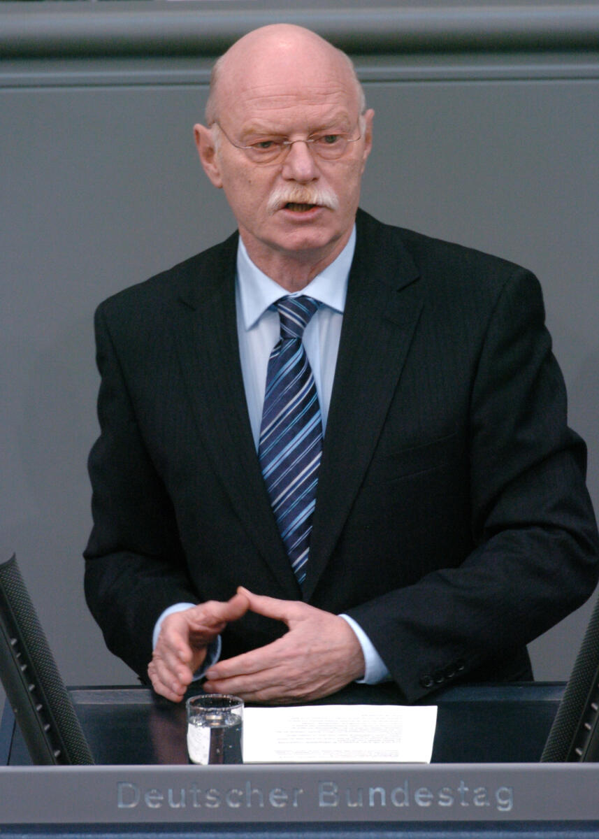 Struck, Peter Dr. Peter Struck, Bundestagsabgeordneter, Abgeordneter, Mitglied Deutscher Bundestag, MdB, SPD, Rede, Deutscher Bundestag, 66. Sitzung, TOP I.8, Thema: Haushaltsgesetz 2007, Epl 04, Bundeskanzleramt, Redner 4.; Rednerpult.