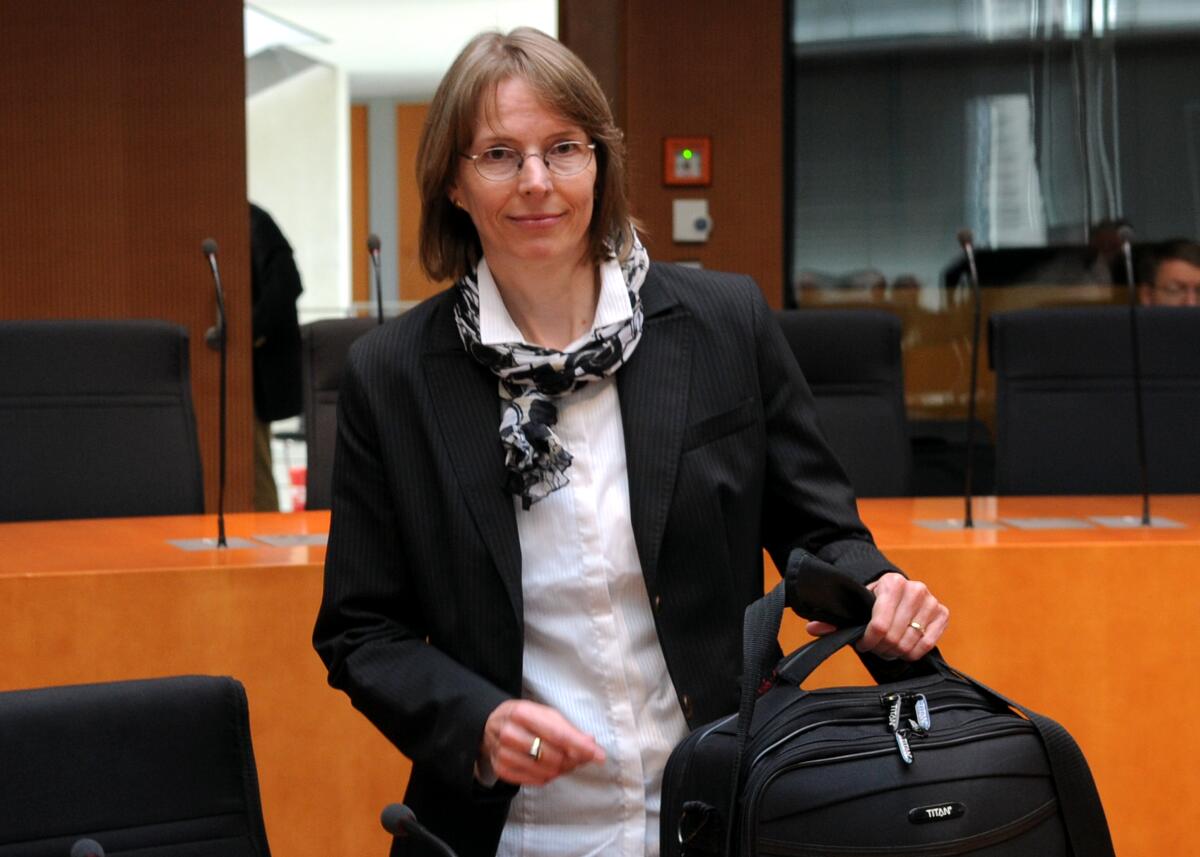 Der 2. Untersuchungsausschuss des Verteidigungsausschusses des Deutschen Bundestages zum Entwicklungsvorhaben Euro Hawk vernimmt die Zeugin Angelika Bauch (hier im Bild), Ministerialrätin beim Bundesrechnungshof. Dr. h. c. Susanne Kastner, SPD, Vorsitzende des Ausschusses, leitet die Sitzung. Bauch, Angelika Der 2. Untersuchungsausschuss des Verteidigungsausschusses des Deutschen Bundestages zum Entwicklungsvorhaben Euro Hawk vernimmt die Zeugin Angelika Bauch (hier im Bild), Ministerialrätin beim Bundesrechnungshof. Dr. h. c. Susanne Kastner, SPD, Vorsitzende des Ausschusses, leitet die Sitzung.