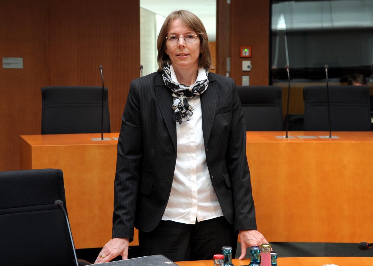 Der 2. Untersuchungsausschuss des Verteidigungsausschusses des Deutschen Bundestages zum Entwicklungsvorhaben Euro Hawk vernimmt die Zeugin Angelika Bauch (hier im Bild), Ministerialrätin beim Bundesrechnungshof. Dr. h. c. Susanne Kastner, SPD, Vorsitzende des Ausschusses, leitet die Sitzung. Bauch, Angelika Der 2. Untersuchungsausschuss des Verteidigungsausschusses des Deutschen Bundestages zum Entwicklungsvorhaben Euro Hawk vernimmt die Zeugin Angelika Bauch (hier im Bild), Ministerialrätin beim Bundesrechnungshof. Dr. h. c. Susanne Kastner, SPD, Vorsitzende des Ausschusses, leitet die Sitzung.