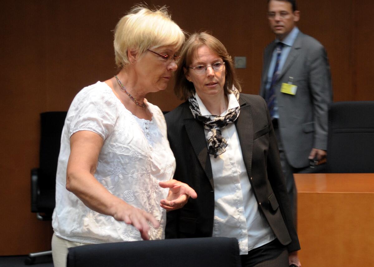 Kastner, Susanne; Bauch, Angelika Der 2. Untersuchungsausschuss des Verteidigungsausschusses des Deutschen Bundestages zum Entwicklungsvorhaben Euro Hawk vernimmt die Zeugin Angelika Bauch (re), Ministerialrätin beim Bundesrechnungshof. Dr. h. c. Susanne Kastner, (li), SPD, Vorsitzende des Ausschusses, leitet die Sitzung.