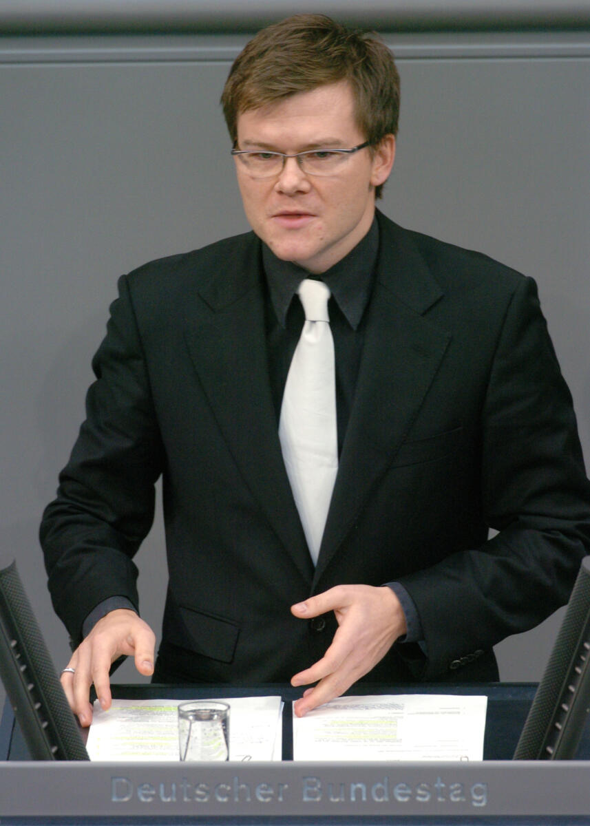 Schneider, Carsten Carsten Schneider, Bundestagsabgeordneter, Abgeordneter, Mitglied Deutscher Bundestag, MdB, SPD, Rede, Deutscher Bundestag, 66. Sitzung, TOP I.8, Thema: Haushaltsgesetz 2007, Epl 04, Bundeskanzleramt, Redner 8.; Rednerpult.