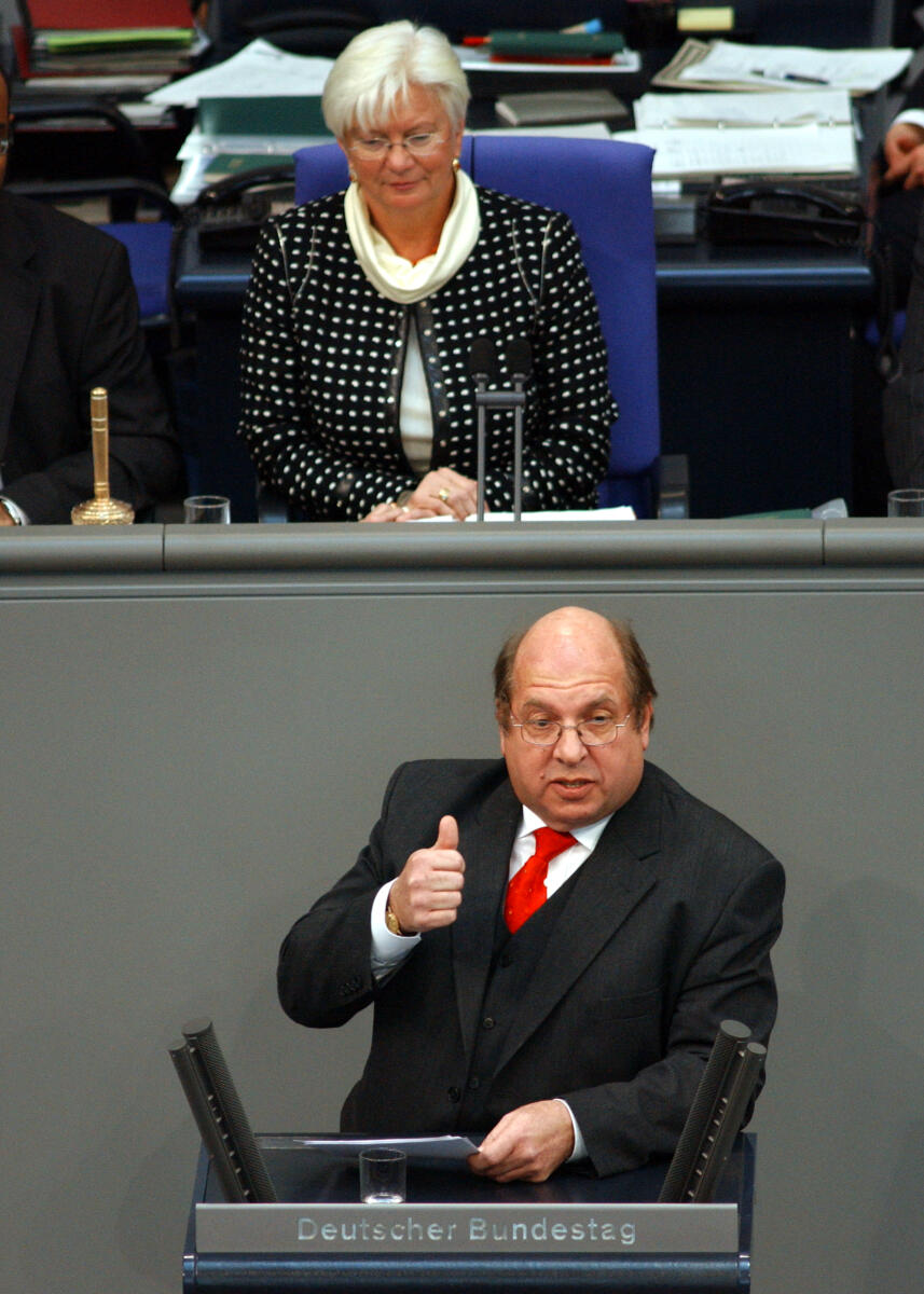 Zylajew, Willi; Hasselfeldt, Gerda Willi Zylajew, CDU/CSU,  Rede, Deutscher Bundestag, 70. Sitzung, ZP 3,  Aktuelle Stunde, Thema: Pflegeversicherung. Vorsitz: Bundestagsvizepräsidentin Gerda Hasselfeldt, CDU/CSU.; Rednerpult, Abgeordneter, Bundestagsabgeordneter, Mitglied Deutscher Bundestag, MdB,