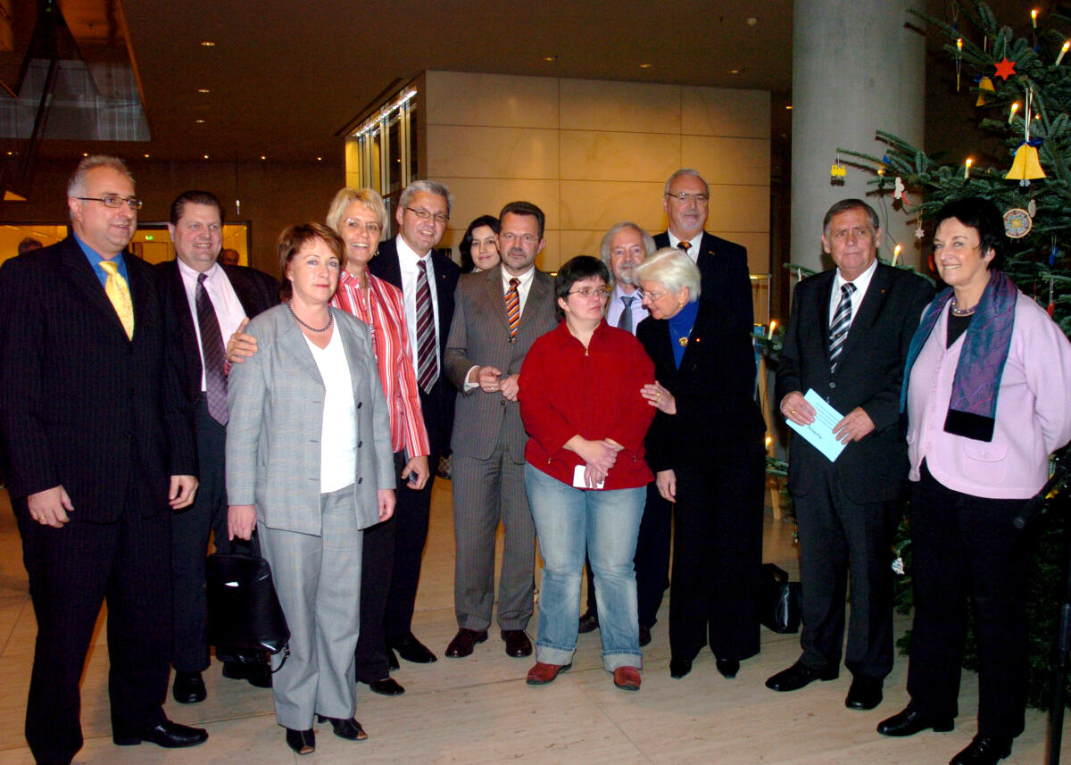 Hasselfeldt, Gerda Bundestagsvizepräsidentin Gerda Hasselfeldt (3.v.r.), CDU/CSU, wird im Rahmen einer Feierstunde im Eingangsfoyer Ost des Reichstagsgebäudes den Weihnachtsbaum mit eigens gefertigtem Schmuck aus Einrichtungen der Bundesvereinigung Lebenshilfe für Menschen mit geistiger Behinderung" entgegennehmen.; Weihnachten