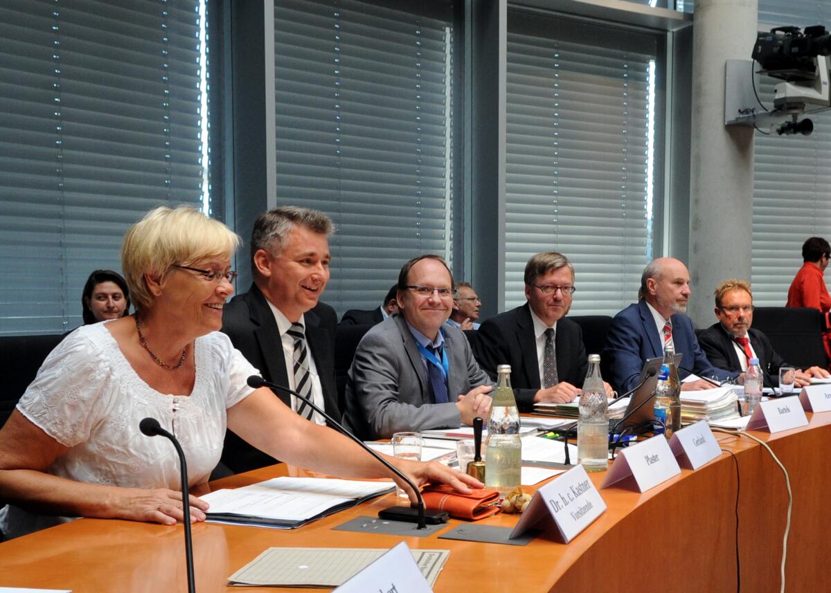 Der 2. Untersuchungsausschuss des Verteidigungsausschusses des Deutschen Bundestages zum Entwicklungsvorhaben Euro Hawk vernimmt Zeugen. Dr. h. c. Susanne Kastner, (li), SPD, Vorsitzende des Ausschusses, leitet die Sitzung.; Übersicht. Kastner, Susanne Der 2. Untersuchungsausschuss des Verteidigungsausschusses des Deutschen Bundestages zum Entwicklungsvorhaben Euro Hawk vernimmt Zeugen. Dr. h. c. Susanne Kastner, (li), SPD, Vorsitzende des Ausschusses, leitet die Sitzung.; Übersicht.