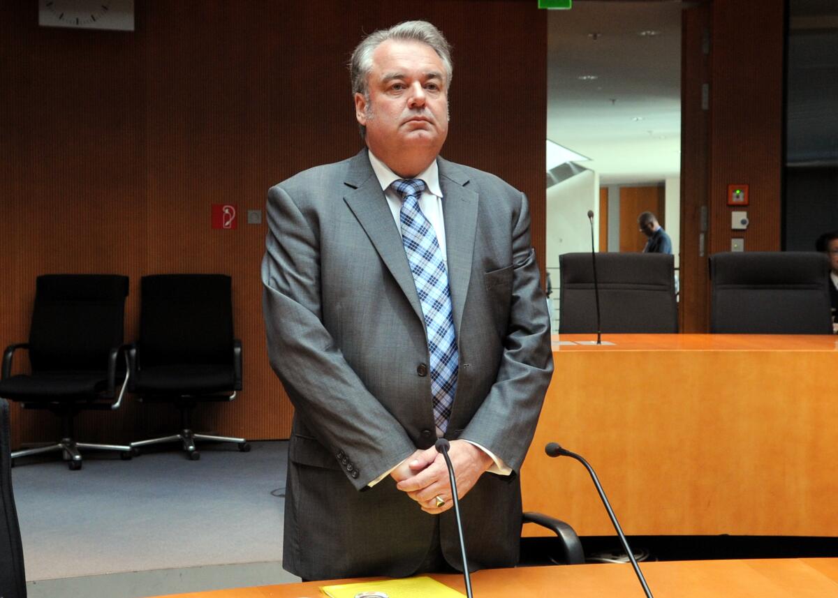 Der 2. Untersuchungsausschuss des Verteidigungsausschusses des Deutschen Bundestages zum Entwicklungsvorhaben Euro Hawk vernimmt den Zeugen Detlef Selhausen (hier im Bild), Ministerialdirektor beim Bundesministerium der Verteidigung. Dr. h. c. Susanne Kastner, SPD, Vorsitzende des Ausschusses, leitet die Sitzung. Selhausen, Detlef Der 2. Untersuchungsausschuss des Verteidigungsausschusses des Deutschen Bundestages zum Entwicklungsvorhaben Euro Hawk vernimmt den Zeugen Detlef Selhausen (hier im Bild), Ministerialdirektor beim Bundesministerium der Verteidigung. Dr. h. c. Susanne Kastner, SPD, Vorsitzende des Ausschusses, leitet die Sitzung.