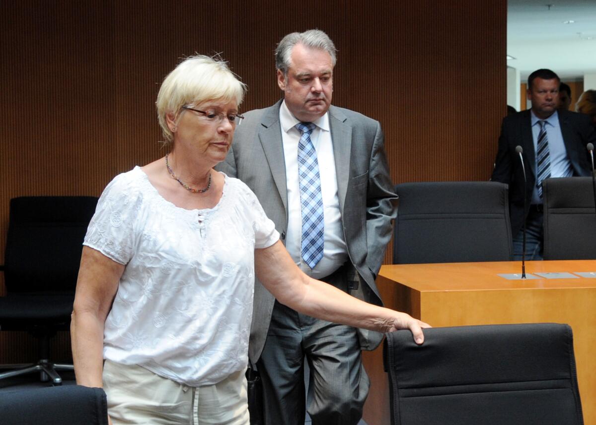 Der 2. Untersuchungsausschuss des Verteidigungsausschusses des Deutschen Bundestages zum Entwicklungsvorhaben Euro Hawk vernimmt den Zeugen Detlef Selhausen (re), Ministerialdirektor beim Bundesministerium der Verteidigung. Dr. h. c. Susanne Kastner, (li), SPD, Vorsitzende des Ausschusses, leitet die Sitzung. Kastner, Susanne; Selhausen, Detlef Der 2. Untersuchungsausschuss des Verteidigungsausschusses des Deutschen Bundestages zum Entwicklungsvorhaben Euro Hawk vernimmt den Zeugen Detlef Selhausen (re), Ministerialdirektor beim Bundesministerium der Verteidigung. Dr. h. c. Susanne Kastner, (li), SPD, Vorsitzende des Ausschusses, leitet die Sitzung.