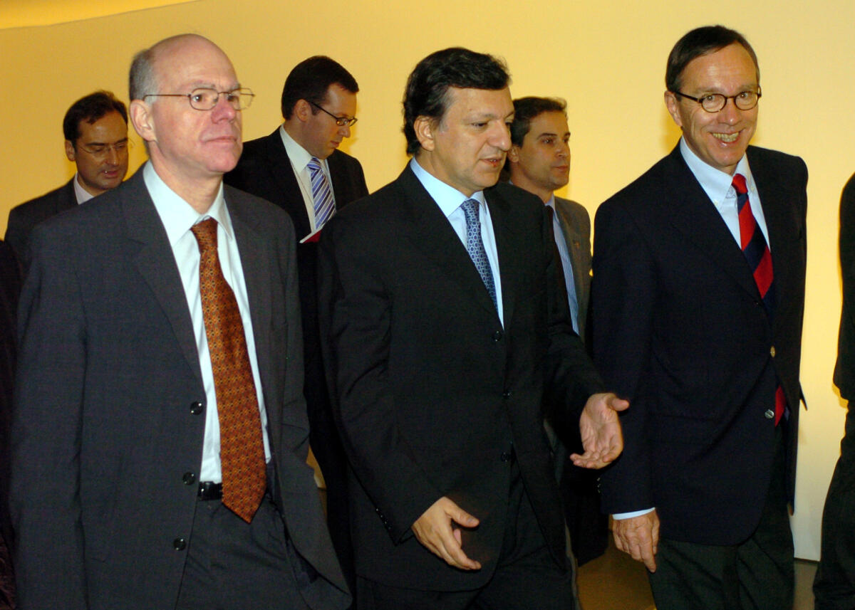 Lammert, Norbert; Barroso, José Manuel; Wissmann, Matthias Bundestagspräsident Dr. Norbert Lammert, CDU/CSU, (li), Präsidenten der Europäischen Kommission, Dr. h.c. José Manuel Barroso (mitte),  und Matthias Wissmann, CDU/CSU, Vorsitzender des Ausschusses für Angelegenheiten der Europäischen Union auf dem Weg zum Sitzungssaal.
