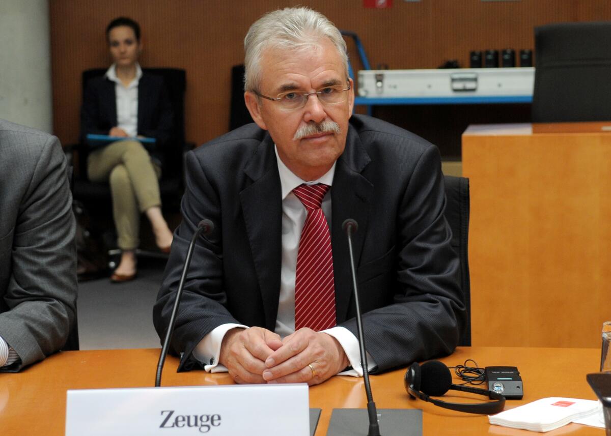 Der 2. Untersuchungsausschuss des Verteidigungsausschusses des Deutschen Bundestages zum Entwicklungsvorhaben Euro Hawk vernimmt den Zeugen Bernhard Gerwert (hier im Bild), Chief Executive Officer (CEO), Fa. Cassidian, eine Division des EADS-Konzerns. Dr. Dr. h. c. Karl A. Lamers, CDU/CSU, stellvertretender Vorsitzender des Ausschusses, leitet die Sitzung. Gerwert, Bernhard Der 2. Untersuchungsausschuss des Verteidigungsausschusses des Deutschen Bundestages zum Entwicklungsvorhaben Euro Hawk vernimmt den Zeugen Bernhard Gerwert (hier im Bild), Chief Executive Officer (CEO), Fa. Cassidian, eine Division des EADS-Konzerns. Dr. Dr. h. c. Karl A. Lamers, CDU/CSU, stellvertretender Vorsitzender des Ausschusses, leitet die Sitzung.