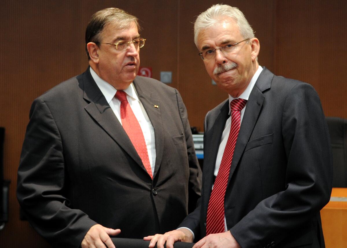 Der 2. Untersuchungsausschuss des Verteidigungsausschusses des Deutschen Bundestages zum Entwicklungsvorhaben Euro Hawk vernimmt den Zeugen Bernhard Gerwert (re), Chief Executive Officer (CEO), Fa. Cassidian, eine Division des EADS-Konzerns. Dr. Dr. h. c. Karl A. Lamers, (li), CDU/CSU, stellvertretender Vorsitzender des Ausschusses, leitet die Sitzung. Gerwert, Bernhard; Lamers, Karl A. Der 2. Untersuchungsausschuss des Verteidigungsausschusses des Deutschen Bundestages zum Entwicklungsvorhaben Euro Hawk vernimmt den Zeugen Bernhard Gerwert (re), Chief Executive Officer (CEO), Fa. Cassidian, eine Division des EADS-Konzerns. Dr. Dr. h. c. Karl A. Lamers, (li), CDU/CSU, stellvertretender Vorsitzender des Ausschusses, leitet die Sitzung.
