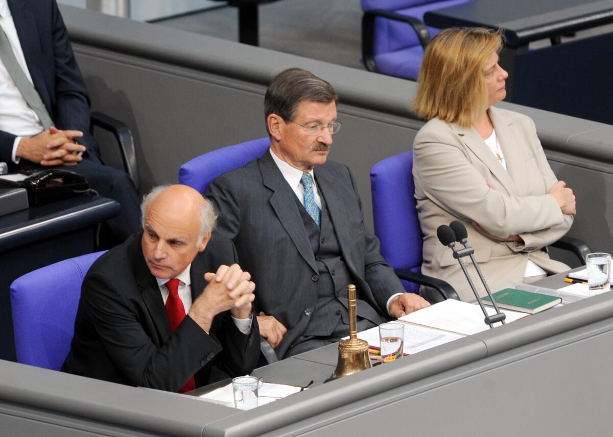 Paul Schäfer, (li), DIE LINKE, Mitglied des Deutschen Bundestages, bei seiner letzten Einteilung als Schriftführer. Rechts: Sabine Weiss, SPD. Vorsitz: Bundestagsvizepräsident Dr. Hermann Otto Solms, FDP.; Plenum, Plenarsitzung. Solms, Hermann Otto; Schäfer, Paul; Weiss, Sabine Paul Schäfer, (li), DIE LINKE, Mitglied des Deutschen Bundestages, bei seiner letzten Einteilung als Schriftführer. Rechts: Sabine Weiss, SPD. Vorsitz: Bundestagsvizepräsident Dr. Hermann Otto Solms, FDP.; Plenum, Plenarsitzung.