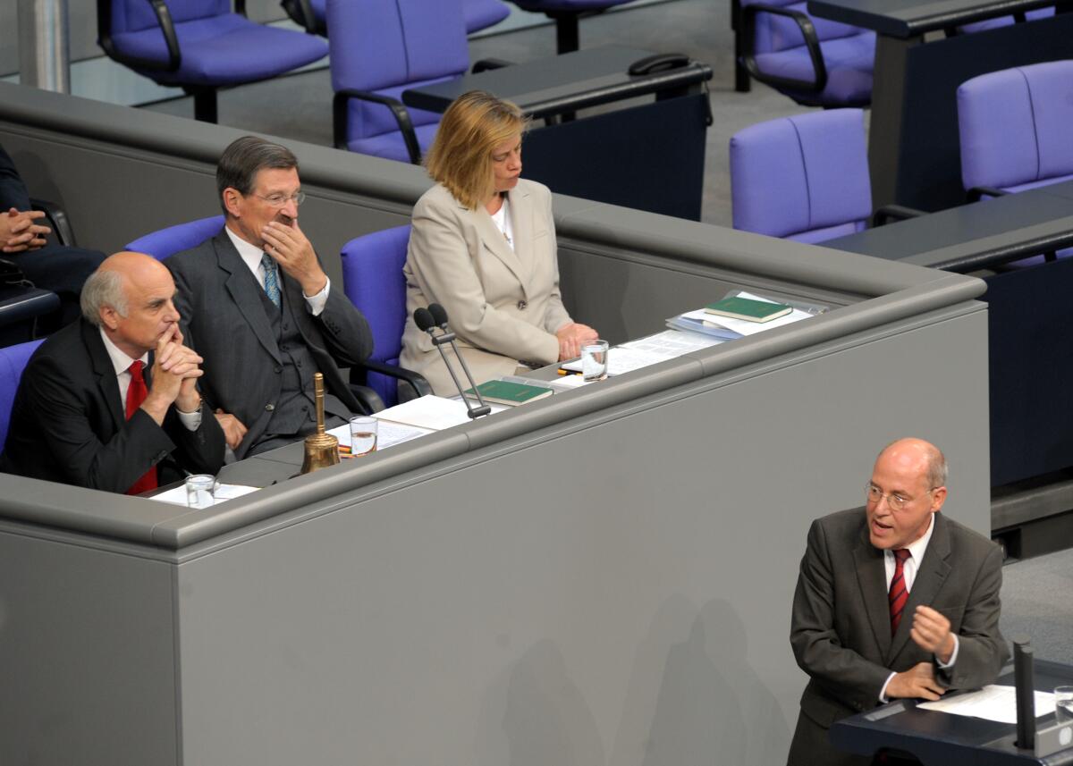 Paul Schäfer, (li), DIE LINKE, Mitglied des Deutschen Bundestages, bei seiner letzten Einteilung als Schriftführer. Rechts: Sabine Weiss, SPD. Vorsitz: Bundestagsvizepräsident Dr. Hermann Otto Solms, FDP. Am Rednerpult: Dr. Gregor Gysi, DIE LINKE.; Plenum, Plenarssal, Übersicht, Bundestagssitzung. Solms, Hermann Otto; Schäfer, Paul; Gysi, Gregor; Weiss, Sabine Paul Schäfer, (li), DIE LINKE, Mitglied des Deutschen Bundestages, bei seiner letzten Einteilung als Schriftführer. Rechts: Sabine Weiss, SPD. Vorsitz: Bundestagsvizepräsident Dr. Hermann Otto Solms, FDP. Am Rednerpult: Dr. Gregor Gysi, DIE LINKE.; Plenum, Plenarssal, Übersicht, Bundestagssitzung.