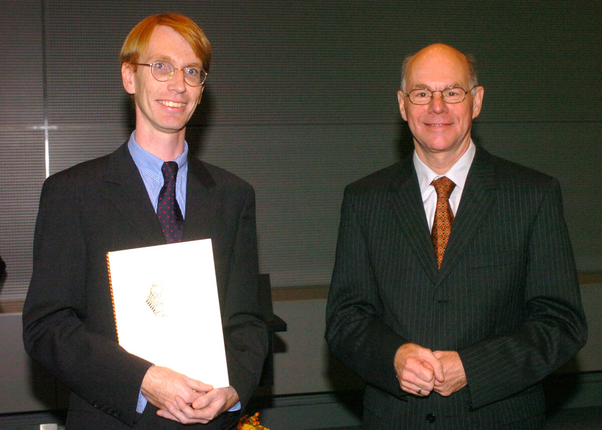 Lammert, Norbert; Mertens, Bernd Bundestagspräsident Dr. Norbert Lammert, CDU/CSU, (re), verleiht den Wissenschaftspreis  des Deutschen Bundestages für Arbeiten zum Parlamenarismus 2006 an Prof. Dr. Bernd Mertens (li),  für sein Werk "Gesetzgebungskunst im Zeitalter der Kodifikationen".