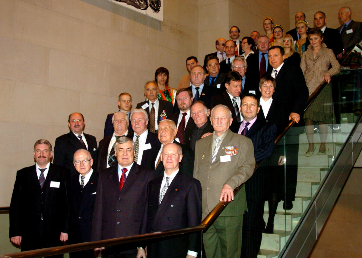 Dr. Hans-Joachim Stelzl (vordere Reihe re.), Direktor beim Deutschen Bundesag, empfängt eine Veteranendelegation aus Russland, Weißrußland und der Ukraine Stelzl, Hans-Joachim Dr. Hans-Joachim Stelzl (vordere Reihe re.), Direktor beim Deutschen Bundesag, empfängt eine Veteranendelegation aus Russland, Weißrußland und der Ukraine