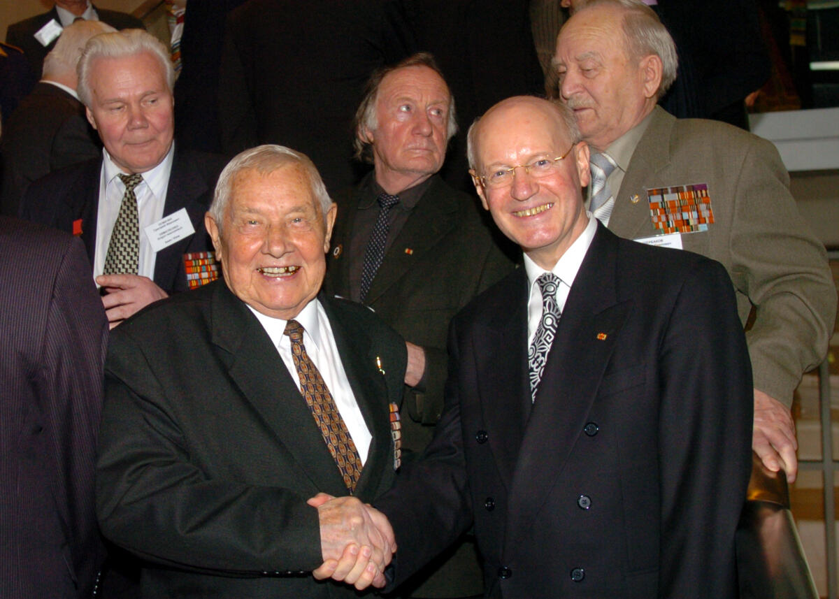 Stelzl, Hans-Joachim Dr. Hans-Joachim Stelzl (vordere Reihe re.), Direktor beim Deutschen Bundesag, empfängt eine Veteranendelegation aus Russland, Weißrußland und der Ukraine
