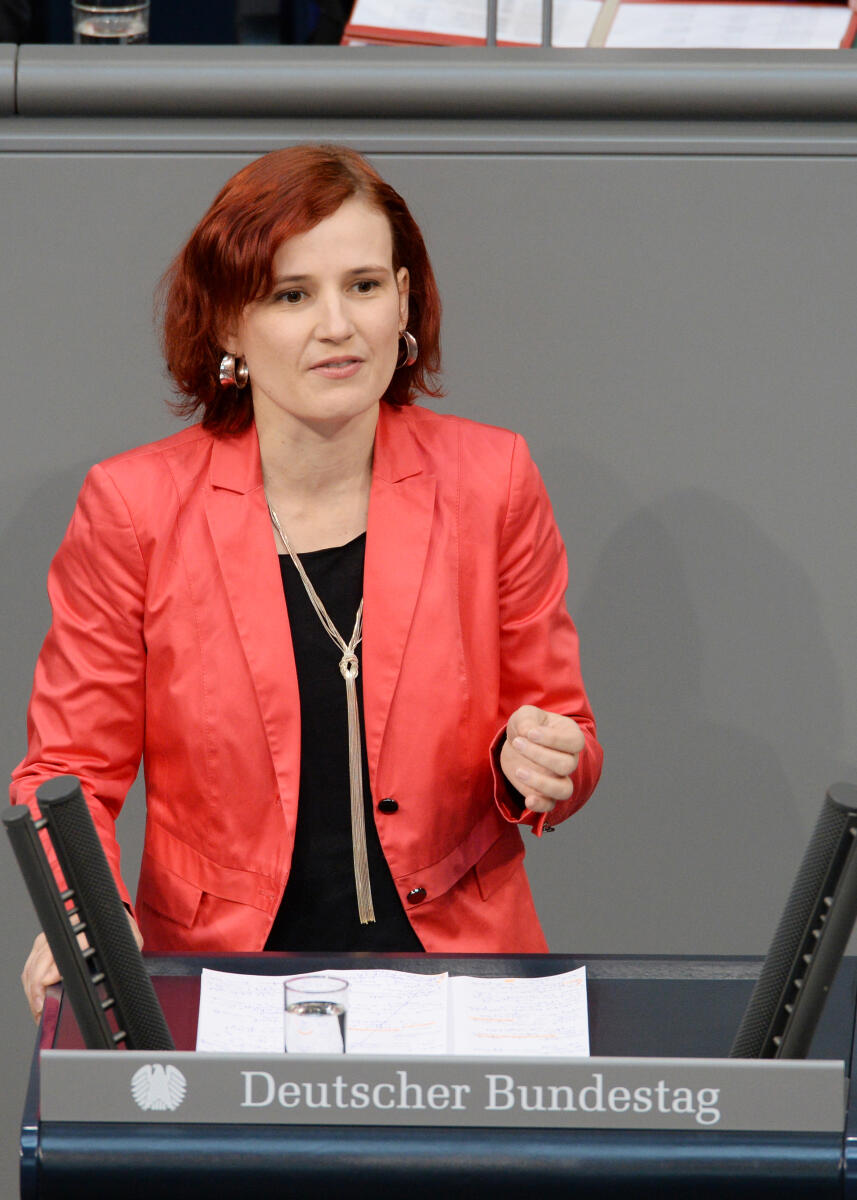 Katja Kipping, DIE LINKE, Bundestagsabgeordnete, Abgeordnete, Mitglied des Deutschen Bundestages, MdB, Rede, Deutscher Bundestag, 29. Sitzung, Epl 04, Thema: Haushalt 2014 - Bundeskanzlerin und Bundeskanzleramt, Redner 1.; Rednerpult. Kipping, Katja Katja Kipping, DIE LINKE, Bundestagsabgeordnete, Abgeordnete, Mitglied des Deutschen Bundestages, MdB, Rede, Deutscher Bundestag, 29. Sitzung, Epl 04, Thema: Haushalt 2014 - Bundeskanzlerin und Bundeskanzleramt, Redner 1.; Rednerpult.