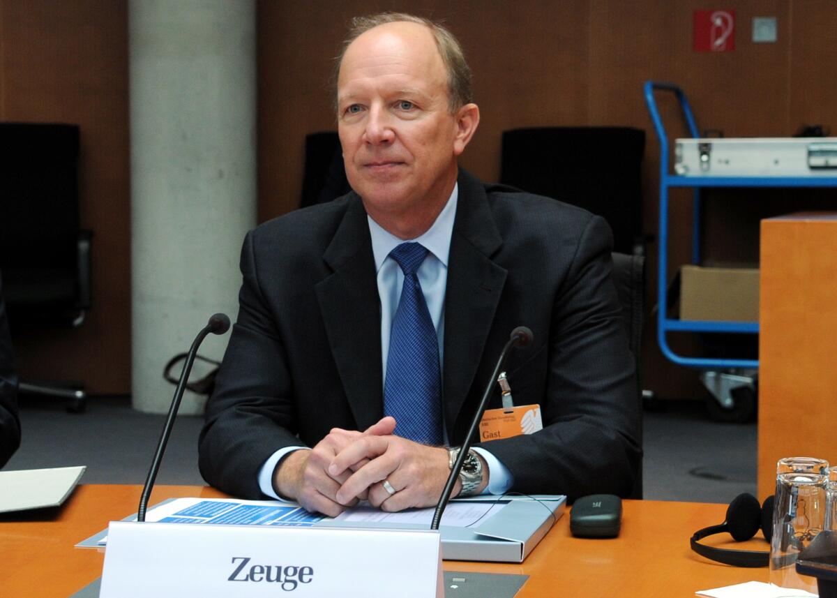 Der 2. Untersuchungsausschuss des Verteidigungsausschusses des Deutschen Bundestages zum Entwicklungsvorhaben Euro Hawk vernimmt den Zeugen Janis G. Pamiljans (hier im Bild), Sector Vice President der Firma Northrop Grumman. Dr. h. c. Susanne Kastner, SPD, Vorsitzende des Ausschusses, leitet die Sitzung. Pamiljans, Janis G. Der 2. Untersuchungsausschuss des Verteidigungsausschusses des Deutschen Bundestages zum Entwicklungsvorhaben Euro Hawk vernimmt den Zeugen Janis G. Pamiljans (hier im Bild), Sector Vice President der Firma Northrop Grumman. Dr. h. c. Susanne Kastner, SPD, Vorsitzende des Ausschusses, leitet die Sitzung.