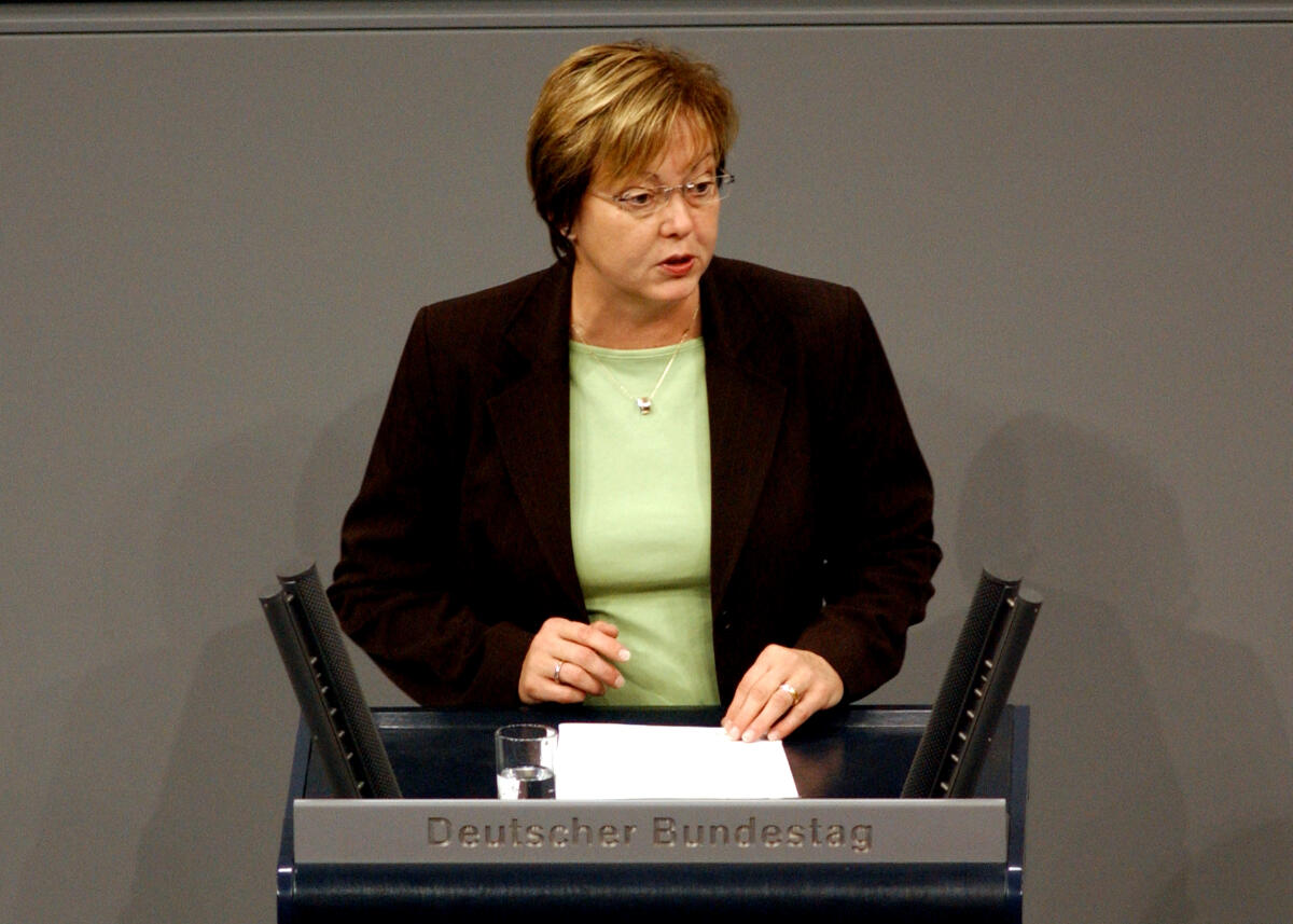 Fograscher, Gabriele Gabriele Fograscher, Bundestagsabgeordnete, Mitglied Deutscher Bundestag, MdB, SPD , Rede, Deutscher Bundestag, 63. Sitzung, TOP 12, Thema: Rechtsextremismus; Rednerpult, Abgeordnete