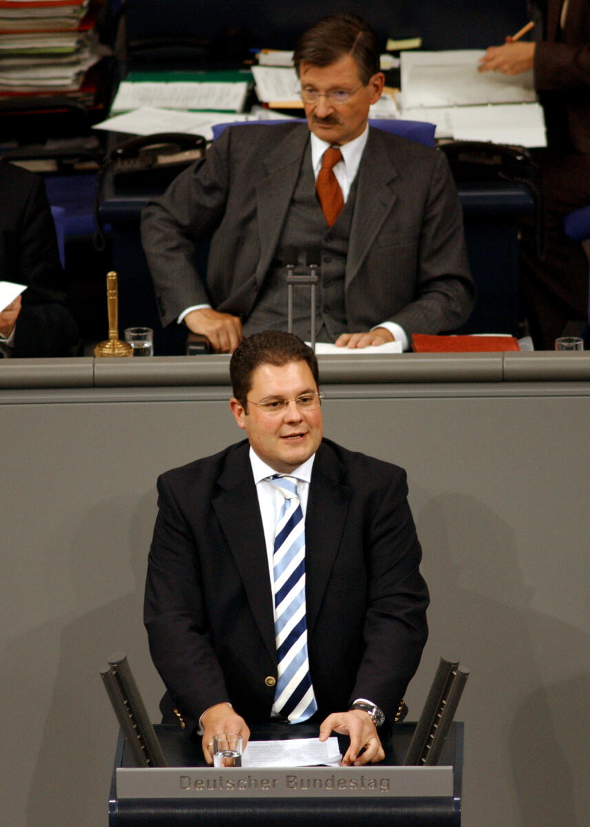 Döring, Patrick; Solms, Hermann Otto Patrick Döring, Bundestagsabgeordneter, Mitglied Deutscher Bundestag, MdB, FDP, Rede, Deutscher Bundestag, 63. Sitzung, TOP 9, Thema: Erleichterung von Planungsvorhaben für Städteentwicklung. Vorsitz: Bundestagsvizepräsident Dr. Hermann Otto Solms, FDP.; .; Rednerpult, Abgeordneter