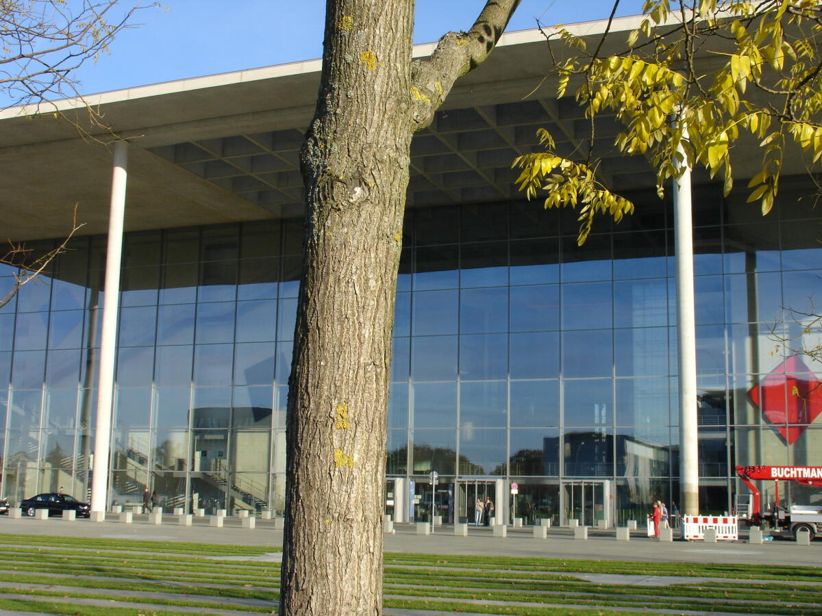  Tagaufnahme des Haupteingangs des Paul-Löbe-Hauses.; Haupteingang, Glasfront mit Baum, Vorplatz