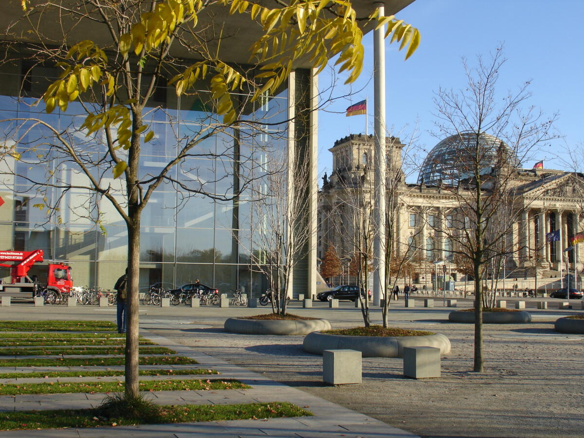  Tagaufnahme des Haupteingangs des Paul-Löbe-Hauses.; Haupteingang, Glasfront mit Baum, Vorplatz, im Hintergrund rechts Reichtagsgebäude