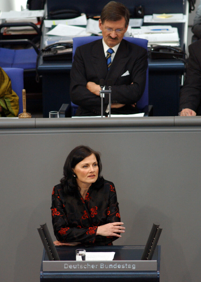 Connemann, Gitta Gitta Connemann,  CDU/CSU, MdB, Rede im Deutschen Bundestag, Vorsitz: Bundestagsvizepräsident Dr. Hermann Otto Solms, FDP, 61.Sitzung, TOP 26, Thema: "Für das Recht auf Generalstreik ".; Rednerpult, Bundestagsabgeordnete, Abgeordnete