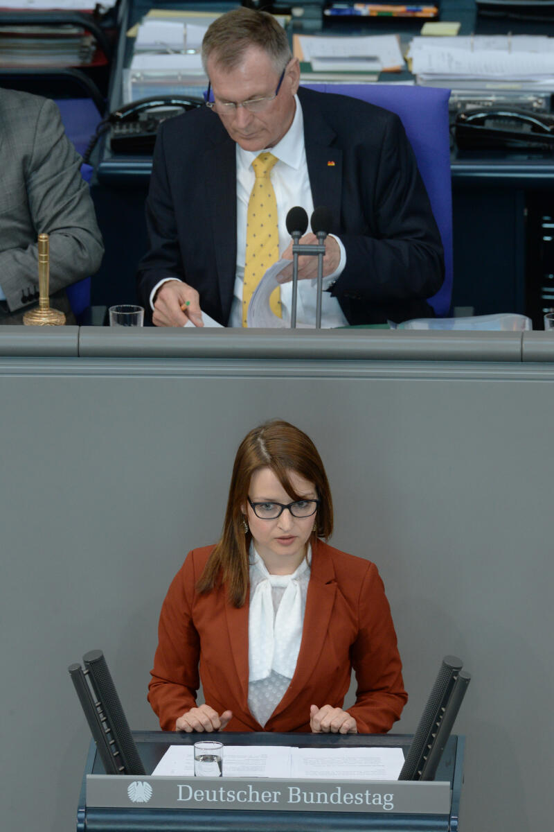 Schmitt, Ronja; Singhammer, Johannes Ronja Schmitt, CDU/CSU, Bundestagsabgeordnete, Abgeordnete, Mitglied Deutscher Bundestag, MdB, Rede, 106. Sitzung, Top 10, Thema: Europäischer Fonds für strategische Investitionen, Vorsitz: Bundestagsvizepräsident Johannes Singhammer, CDU/CSU.; Rednerpult.