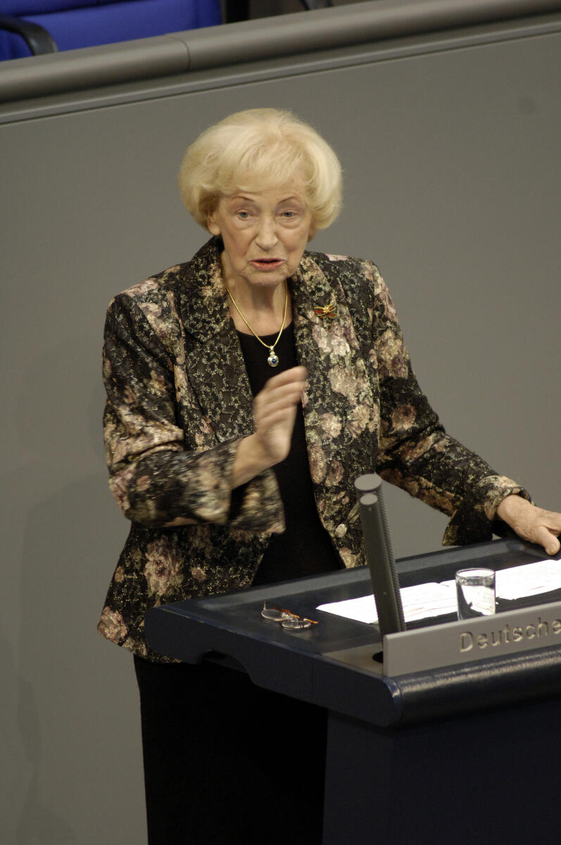 Renger, Annemarie Feierstunde des Deutschen Bundestages aus Anlass des 100. Geburtstages des früheren Bundestagspräsidenten Prof. D. Dr. Eugen Gerstenmaier.; Bundestagspraesidentin a.D. Dr. h.c. Annemarie Renger, SPD,  bei ihrer Ansprache.; Rede im Deutschen Bundestag, Rednerpult, Feierlichkeit, Gestik