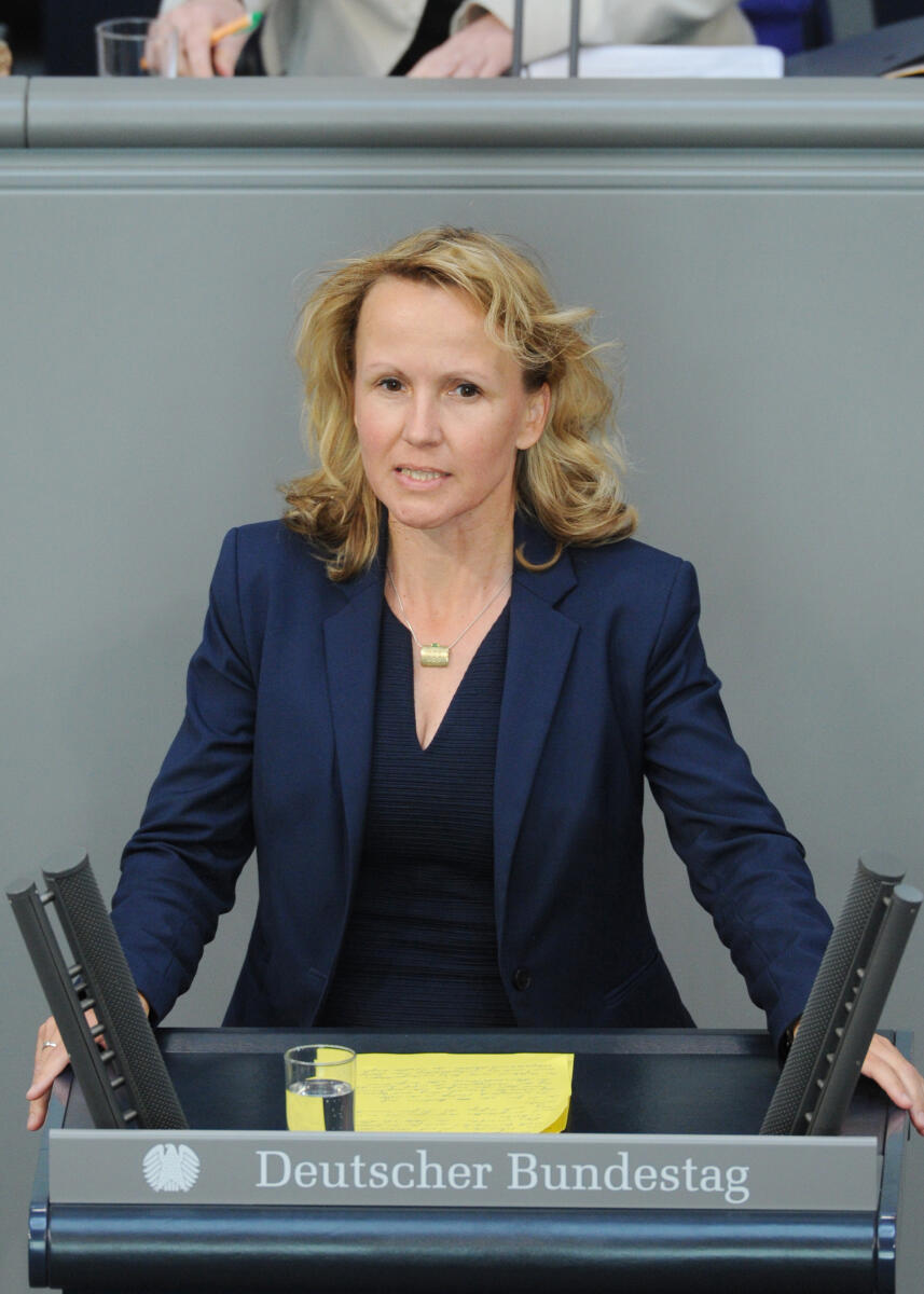 Lemke, Steffi Steffi Lemke, Bündnis 90/Die Grünen, Bundestagsabgeordnete, Abgeordnete, Mitglied Deutscher Bundestag, MdB, Rede, 111. Sitzung, Top 4, Thema: 17. Juni 1953 - Für Freiheit, Recht und Einheit, Redner 4.; Rednerpult.