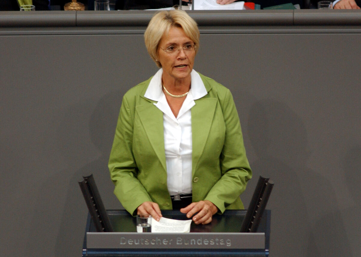 Kastner, Susanne Dr. h. c. Susanne Kastner, Bundestagsvizepräsidentin, MdB, SPD, Rede im Deutschen Bundestag, 60. Sitzung, TOP 7, Thema: EU-Beitritt Bulgariens und Rumäniens.; Bundestagabgeordnete, Abgeordnete, Rednerpult