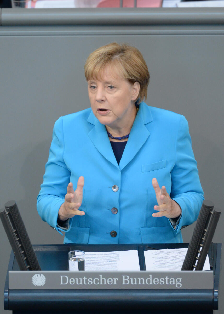 Dr. Anglea Merkel, Bundeskanzlerin, CDU/CSU, Bundestagsabgeordnete, Abgeordnete, Mitglied Deutscher Bundestag, MdB, Rede, 120. Sitzung, Epl 04, Thema: Haushaltsgesetz 2016 - Bundeskanzlerin und Bundeskanzleramt, Redner 2.; Rednerpult. Merkel, Angela Dr. Anglea Merkel, Bundeskanzlerin, CDU/CSU, Bundestagsabgeordnete, Abgeordnete, Mitglied Deutscher Bundestag, MdB, Rede, 120. Sitzung, Epl 04, Thema: Haushaltsgesetz 2016 - Bundeskanzlerin und Bundeskanzleramt, Redner 2.; Rednerpult.