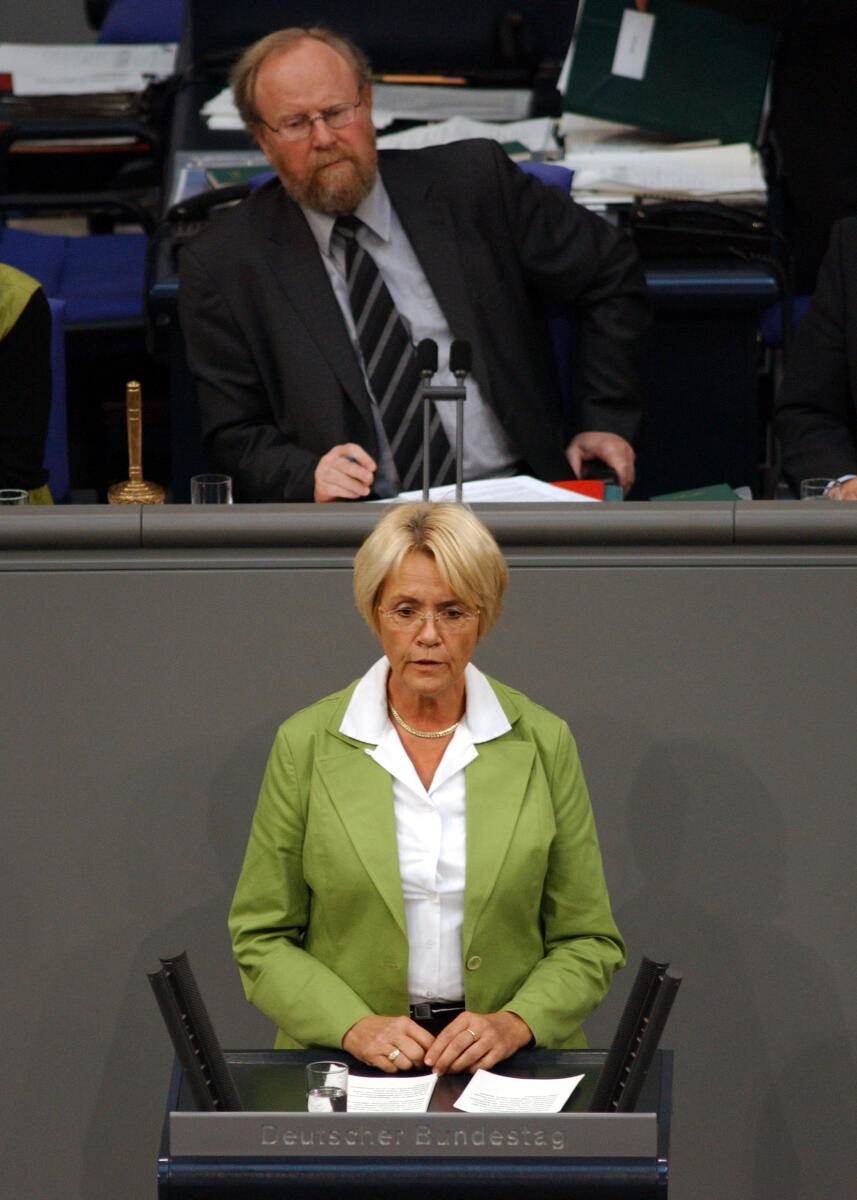 Kastner, Susanne; Thierse, Wolfgang Dr. h. c. Susanne Kastner, Bundestagsvizepräsidentin, MdB, SPD, Rede im Deutschen Bundestag, 60. Sitzung, TOP 7, Thema: EU-Beitritt Bulgariens und Rumäniens, Vorsitz: Bundestagsvizepräsident Dr. Wolfgang Thierse, SPD.; Bundestagabgeordnete, Abgeordnete, Rednerpult