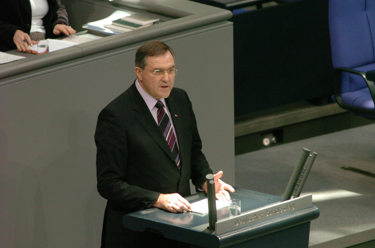 Jung, Franz Josef Bundesverteidigungsminister Dr. Franz Josef Jung, Redner, Pult, Rednerpult