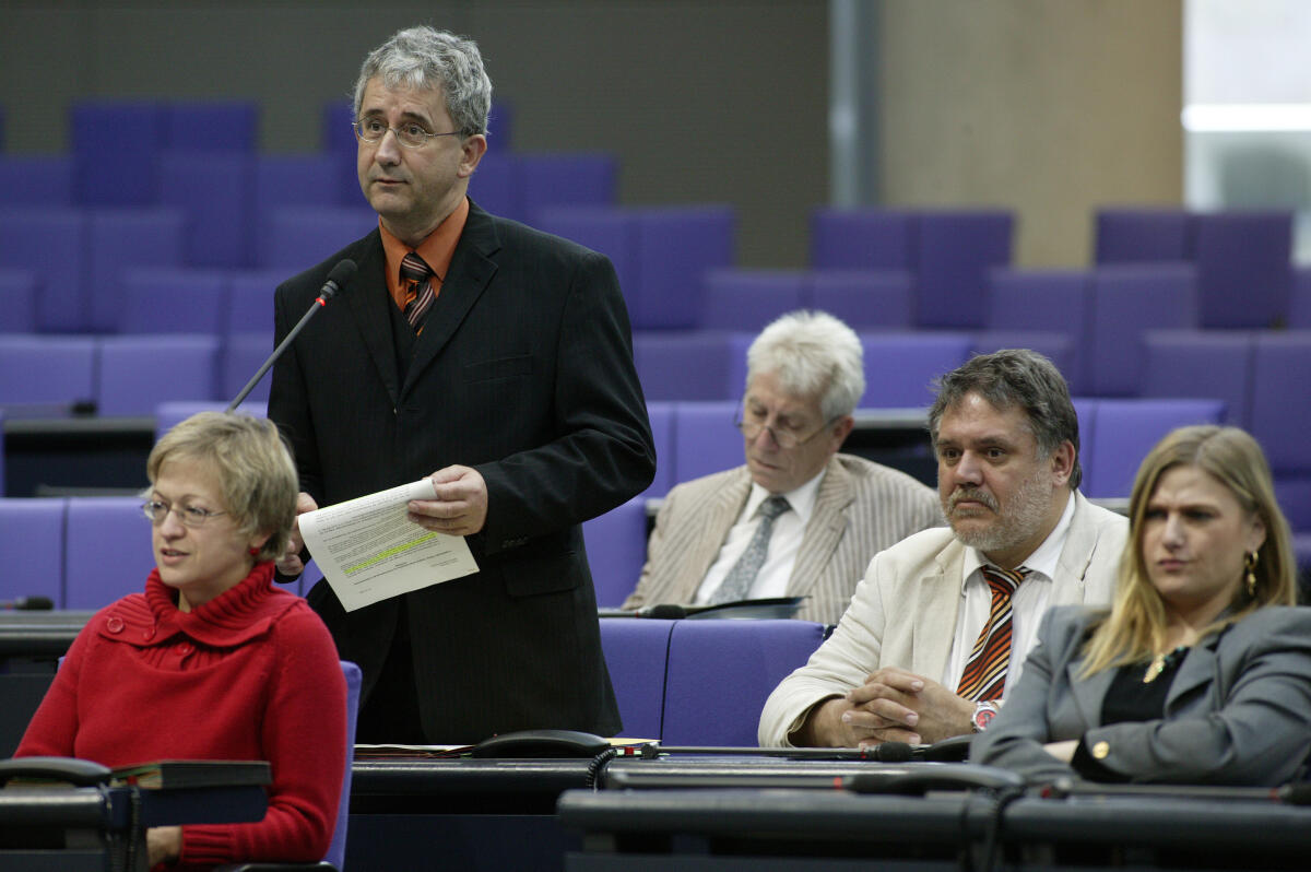 Höll, Barbara; Schneider, Volker; Gehrcke, Wolfgang; Wunderlich, Jörn Von links nach rechts: Dr. Barbara Höll, Stellv. Fraktionsvorsitzende, Volker Schneider am Mikrophon, Wolfgang Gehrcke und Jörn Wunderlich, alle Die Linke, während der Fragestunde.; Abgeordnete, MdB, Mikrofon, Plenum