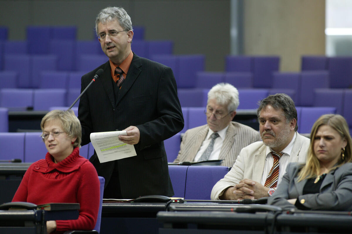 Von links nach rechts: Dr. Barbara Höll, Stellv. Fraktionsvorsitzende, Volker Schneider am Mikrophon, Wolfgang Gehrcke und Jörn Wunderlich, alle Die Linke, während der Fragestunde.; Abgeordnete, MdB, Mikrofon, Plenum Höll, Barbara; Schneider, Volker; Gehrcke, Wolfgang; Wunderlich, Jörn Von links nach rechts: Dr. Barbara Höll, Stellv. Fraktionsvorsitzende, Volker Schneider am Mikrophon, Wolfgang Gehrcke und Jörn Wunderlich, alle Die Linke, während der Fragestunde.; Abgeordnete, MdB, Mikrofon, Plenum
