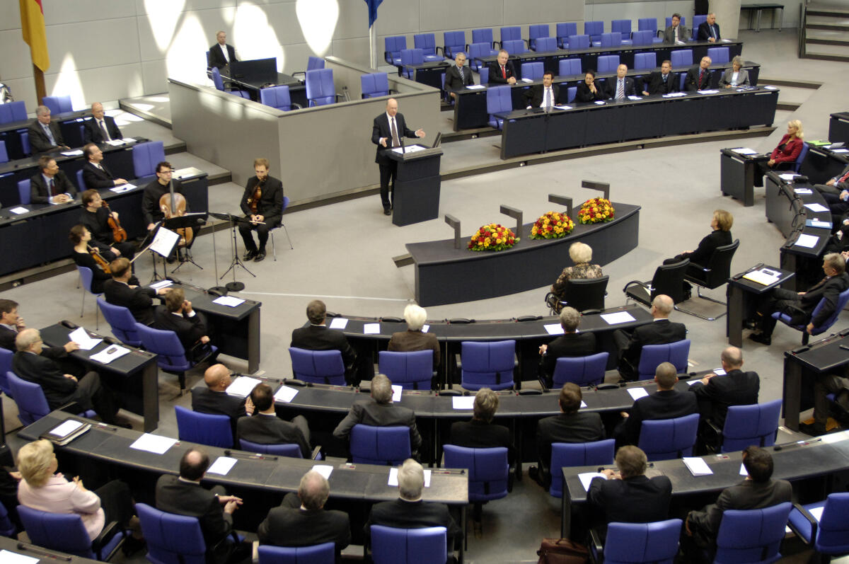 Feierstunde des Deutschen Bundestages aus Anlass des 100. Geburtstages des früheren Bundestagspräsidenten Prof. D. Dr. Eugen Gerstenmaier.; Bundestagspräsident Dr. Norbert Lammert, CDU/CSU, bei seiner Ansprache, am Rednerpult.; Blick in den Plenarsaal, Abgeordneter, MdB, CDU/CSU-Fraktion, Übersicht aus dem Plenarsaal, Feierstunde des Deutschen Bundestages aus Anlass des 100. Geburtstages des früheren Bundestagspräsidenten Prof. D. Dr. Eugen Gerstenmaier.; Bundestagspräsident Dr. Norbert Lammert, CDU/CSU, bei seiner Ansprache, am Rednerpult.; Blick in den Plenarsaal, Abgeordneter, MdB, CDU/CSU-Fraktion, Übersicht aus dem Plenarsaal,