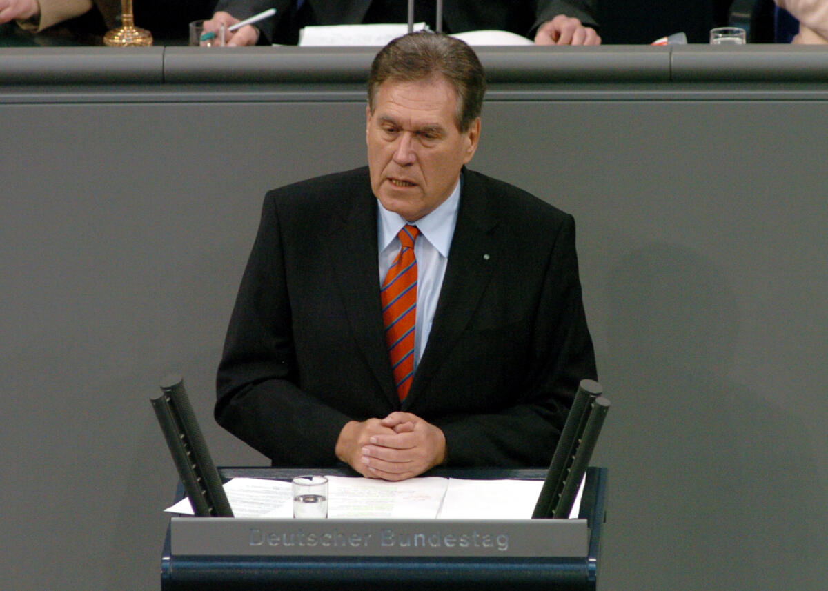 Glos, Michael Michael Glos, CDU/CSU, Bundesminister für Wirtschaft und Technologie, MdB, Rede im Deutschen Bundestag, 14. Sitzung, TOP3, Thema: Jahreswirtschaftsbericht 2006.; Wirtschaftsminister, Minister, Bundestagsabgeordneter, Abgeordneter, Rednerpult
