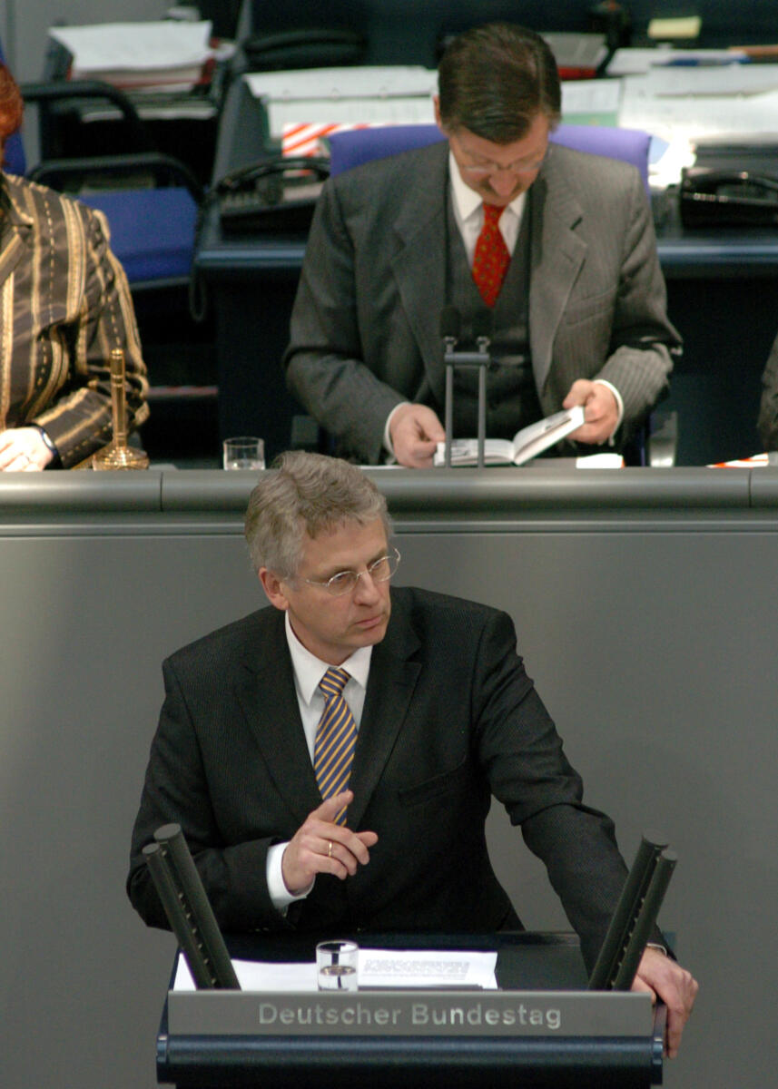 Wellmann, Karl-Georg; Solms, Hermann Otto Karl-Georg Wellmann, CDU/CSU, MdB, Rede im Deutschen Bundestag, 14. Sitzung, ZP2, Thema: Auseinandersetzung um das iranische Atomprogramm, Vorsitz: Bundestagsvizepräsident Dr. Hermann Otto Solms, FDP.; Bundestagsabgeordneter, Abgeordneter, Rednerpult, Gestik, Geste